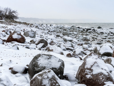 冬天雪地里的岩石图片