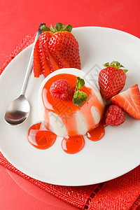 照片来自意大利语pannacotta甜点及草莓酱和薄荷叶蛋糕酸奶桌子图片