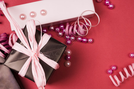 派对一套彩色背景上带有弓珠和丝带的礼品盒放闪光高清图片