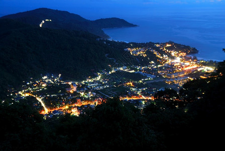 街道村庄旅行夜晚山谷中小镇的高角度图片