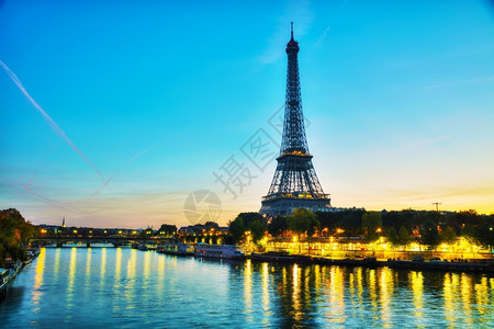 在法国巴黎的埃菲尔塔与艾的城市风景欧洲目的地城市背景图片