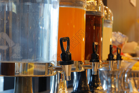 健康宴会橙自助餐线上瓶装果汁和水的照片图片
