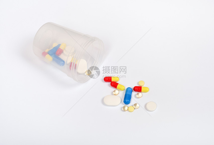 阿司匹林白色的复制具有不同药丸或物隔离的透明玻璃药品概念瓶和片在白色背景上隔绝在白色背景上隔绝图片
