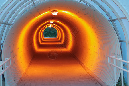 高速公路下的隧道发光地下通道发光的地下通道高速公路下的隧道洞穴桥行人图片