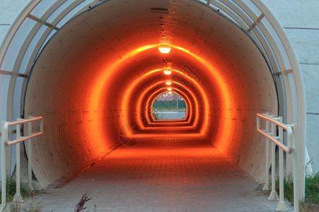 弃高速公路下的隧道发光地下通道发光的地下通道高速公路下的隧道在面建造图片