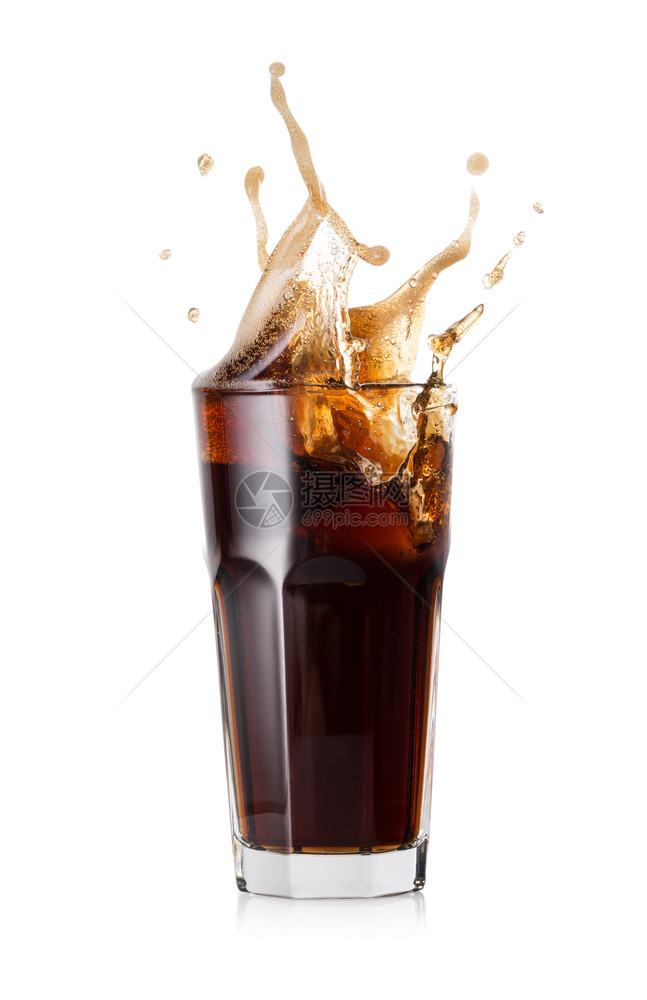 一种杯冷可乐有冰块的溅落白底被隔绝一杯冷可乐有冰块的喷涌降低棕色图片