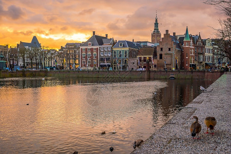 夜晚地标荷兰日落时海牙市风景在荷兰中心天际的线欧洲图片