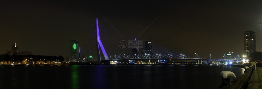 Erasmus桥和鹿特丹晚夜的天际线上有一个全景图像将2张缝合在一起塔林荫大道摩天楼图片
