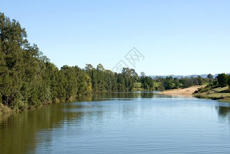 蓝色的霍克斯伯里河温莎澳大利亚新南威尔士树水图片