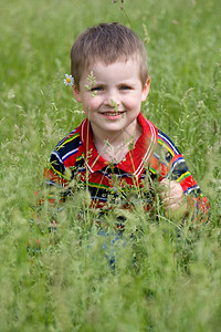 户外草地里的小男孩图片
