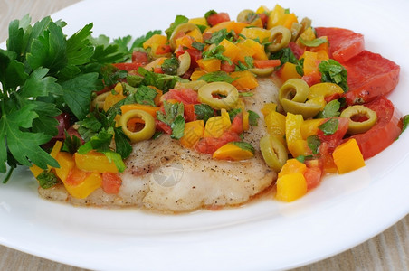 维生素食物肥胖含有蒸汽蔬菜的多汁鱼肉片图片