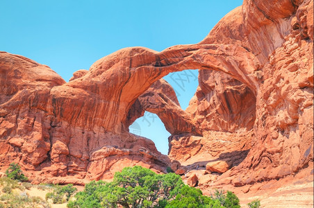 美国犹他州Arches公园的双拱门红色山沙漠背景图片