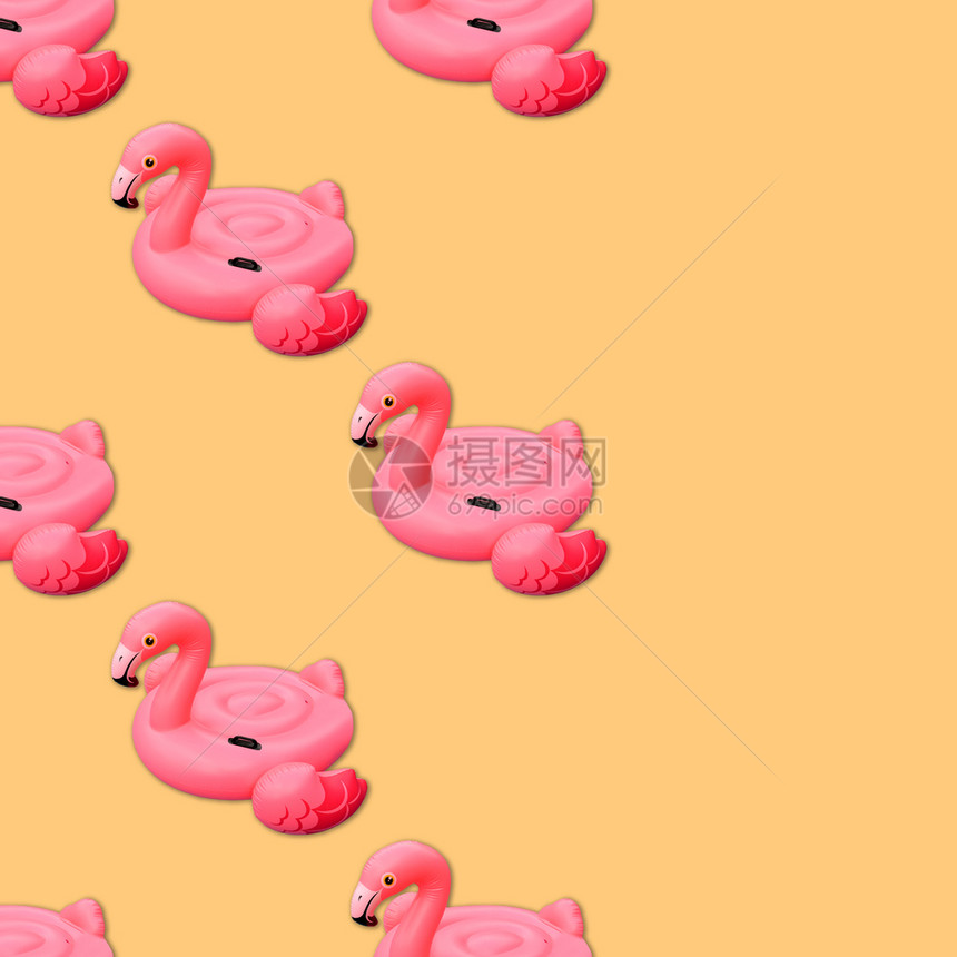 横幅水池黄色的底Flamingo充气式粉红火烈鸟无缝图案的游泳池玩具在黄色本底Flammingo烟雾式充气器上被切开平地与复制空图片