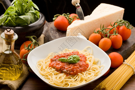 橄榄环意大利面和番茄酱及其成份相片环形体绕意大利语吃背景