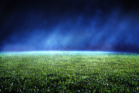 说明性的操场胜利团队在足球场保留草坪的景象光线照亮在对角方向喷雾的光线夜中低视和轻光效应设计图片