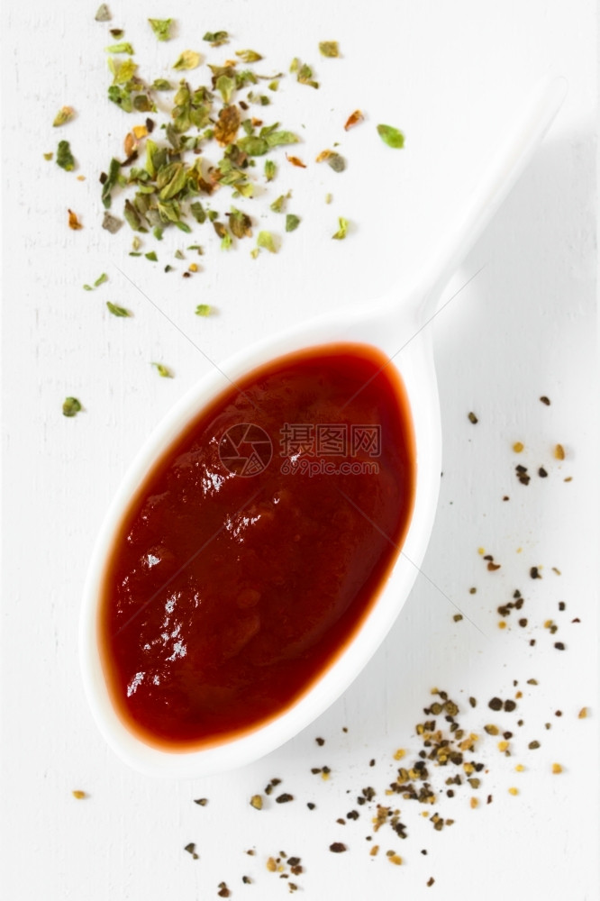 小勺子上面有干红菜和黑胡椒的面粉用天然光在白木上拍摄了照片以自然光为焦点聚于糊口顶部地面最佳食物图片
