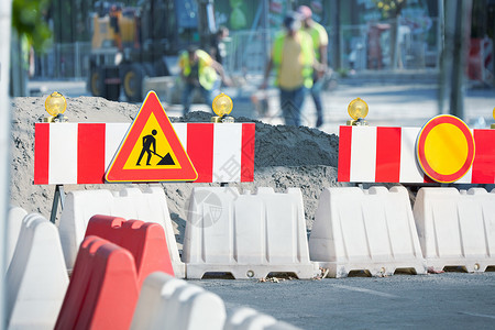 安全屏障黄色的诺维科夫栅栏道路有危险标志和道路修复的防堵而道路则被阻断在城市街道上修筑路背景