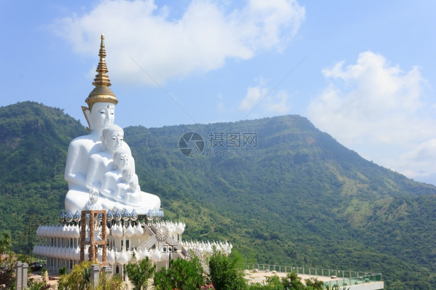佛的白色雕像在寺庙里有蓝天佛教艺术旅行图片