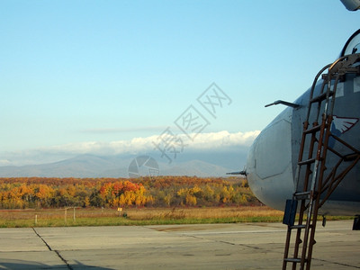 军用喷气轰炸机Su24Fencer天空风气背景图片