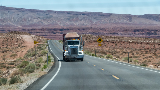 沿美国亚利桑纳州那公路的大卡车超速半土地辆高清图片