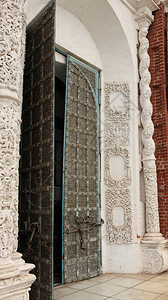 建筑学门口一个老旧的大型钢铁门古老的图片