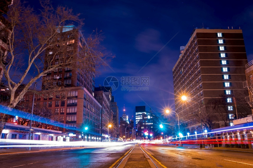 抽象的模糊夜间交通从美国纽约市街道中心的低点看纽约市夜间交通灯黄昏图片