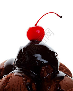 细节巧克力冰淇淋上面涂满果冻巧克力糖浆上加了美味的红樱桃冻结图片
