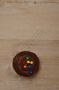 美食巧克力杯蛋糕霜冻和花彩糖果装饰的巧克力卡路里诱惑图片