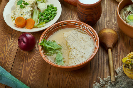 碗EtesuppePea汤或瓜豆挪威烹饪传统菜类顶视美食蔬菜图片