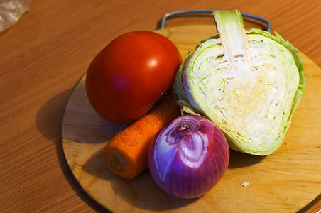 汤蔬菜新鲜胡萝卜土豆和汤洋葱蔬菜切桌子美食新鲜的图片