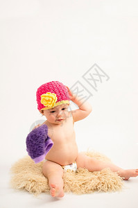 戴着帽子的可爱婴儿尿布高清图片素材