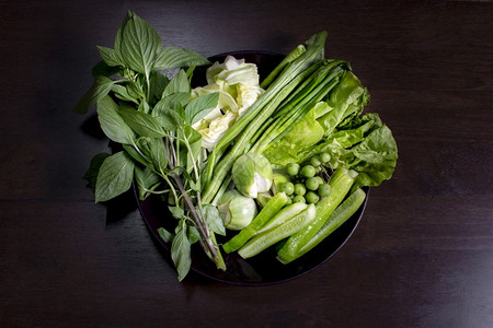 有机的泰国当地蔬菜木制餐桌上黑板的泰国当地蔬菜食物叶子图片