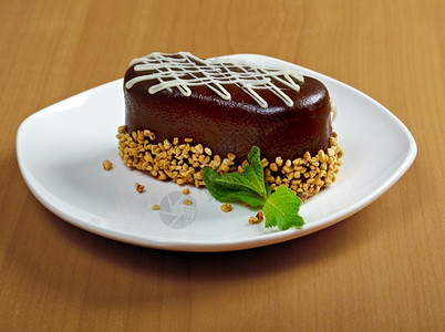 饼干白盘上的巧克力蛋糕厨房葡萄干图片