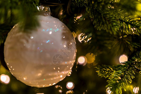 传统的具有装饰和bokeh结骨背景的圣诞节概念假期白色的图片