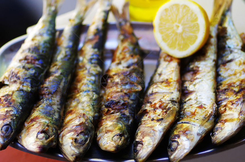 葡萄牙饮食含柠檬和橄榄油的灰梨沙丁鱼健康图片