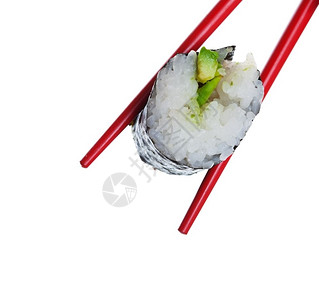 文化保持红筷子握着新鲜的鳄梨寿司卷在白背景上拍摄牛油果图片