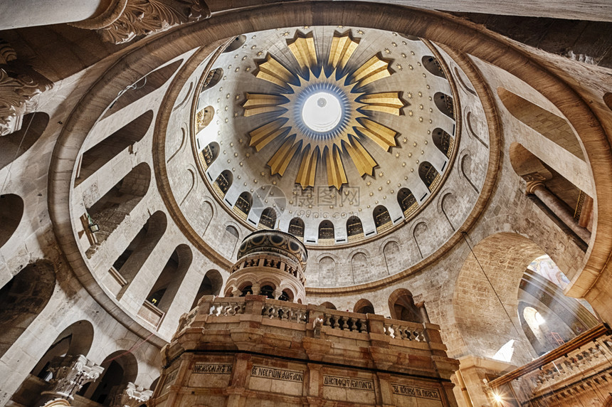 耶路撒冷旧城圣墓穴教堂内地的光照着顶部穹的光照亮了大灯高架历史拉根图片