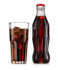 倒着玻璃瓶喝新鲜的美国人棕色含碳饮料杯中装有冰和一瓶子白底上隔着红帽子棕色以碳饮料杯中装有冰和瓶子红色帽设计图片