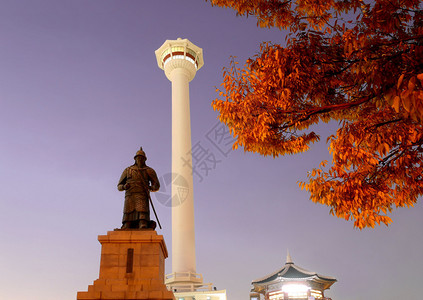 朝韩风情街旅游吸引力釜山高楼和朝韩天夕在永都山公园的Yisunsin海军上将雕像地标背景