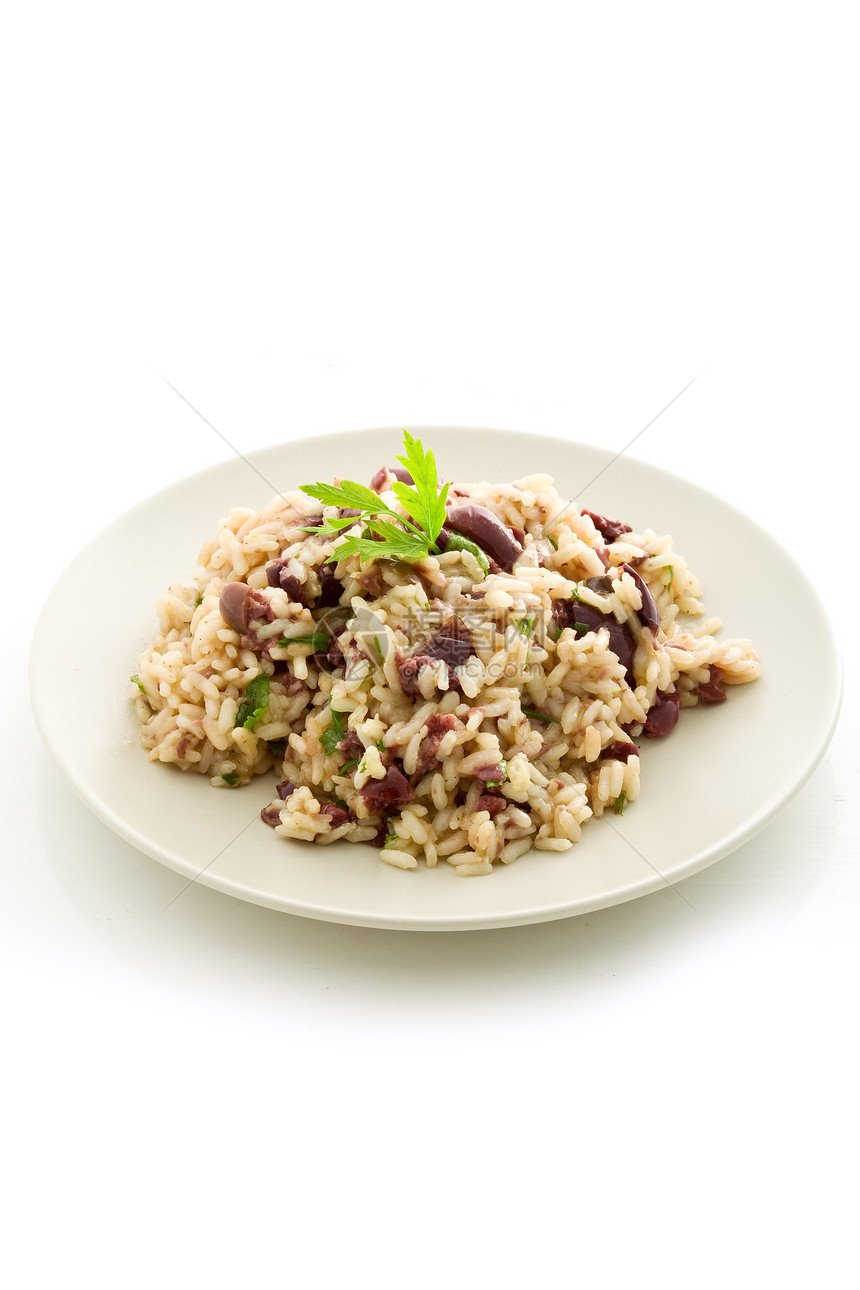 白饭色孤立背景的含黑橄榄美味燕麦饭的吃图片