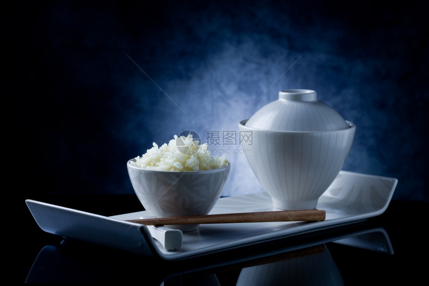 巴斯马蒂人素食主义者美味可口的亚洲大米盘玻璃桌上有筷子图片