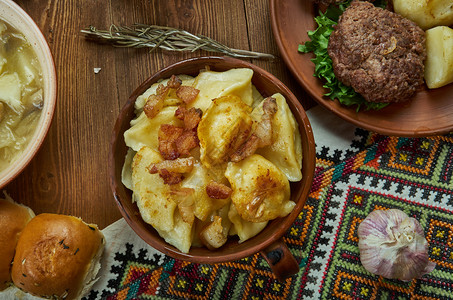 放食物传统的瓦雷尼基装满中欧乌克兰烹饪传统各种菜盘顶视图的图片