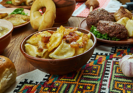 瓦雷尼基装满中欧乌克兰烹饪传统各种菜盘顶视图的自制俄语糕点图片
