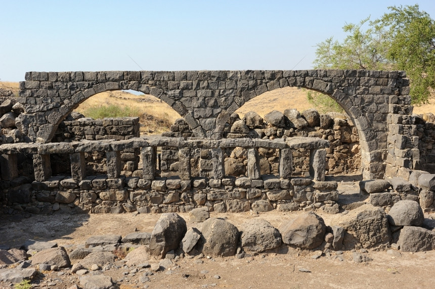 古老的加利以色列科拉齐姆公园古建筑的残存物柱子图片
