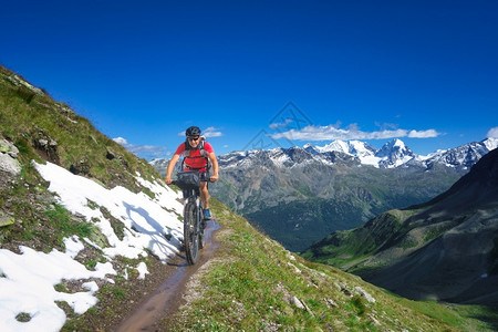 骑自行车在山上着自行车漂浮在阿尔卑斯山的美丽风景中循环的图片