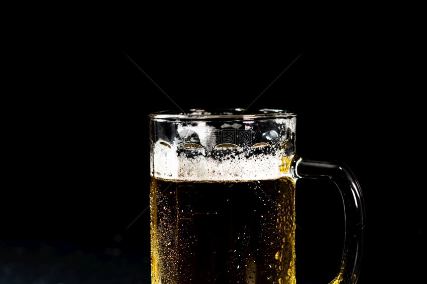 酒吧气泡杯啤和深底的泡沫马克杯图片