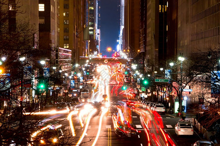 纽约公第42街交叉路口的通和纽约公第42街的二旅晚间交通纽约市都会曼哈顿城市的高清图片素材