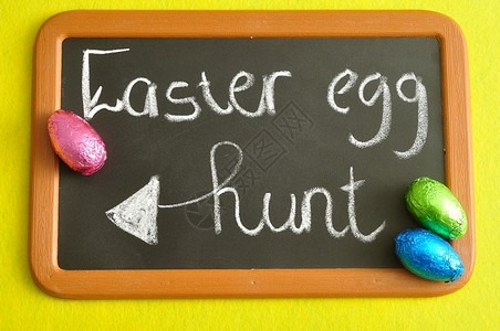 信息孩子们一张黑板上面写着东边的猎鸡蛋和丰富多彩的东边鸡蛋象征图片