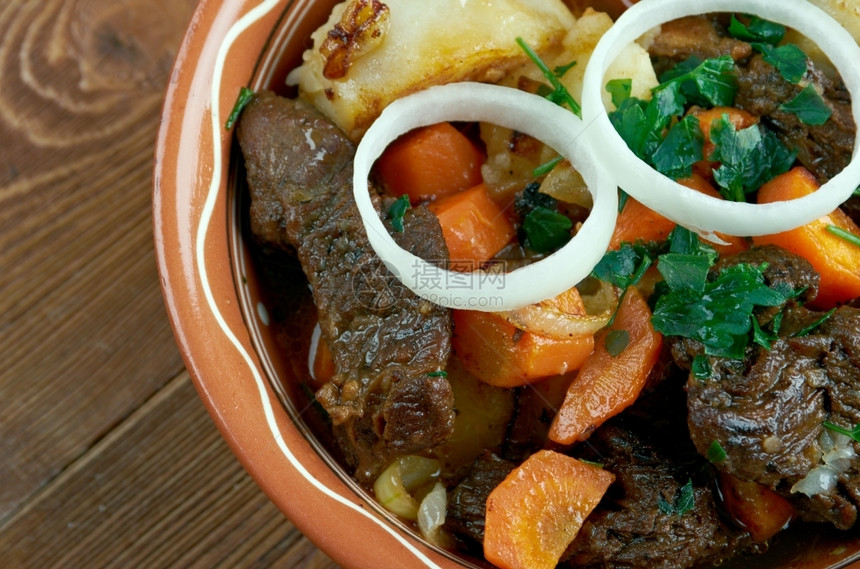 吃Zhharkop烤肉和蔬菜乌兹别克传统炎热中亚菜盘子间图片