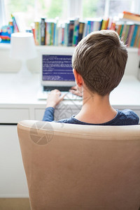 男孩与计算机屏幕编程笔记本电脑卧室书写计算机代码中的青少年男孩背景